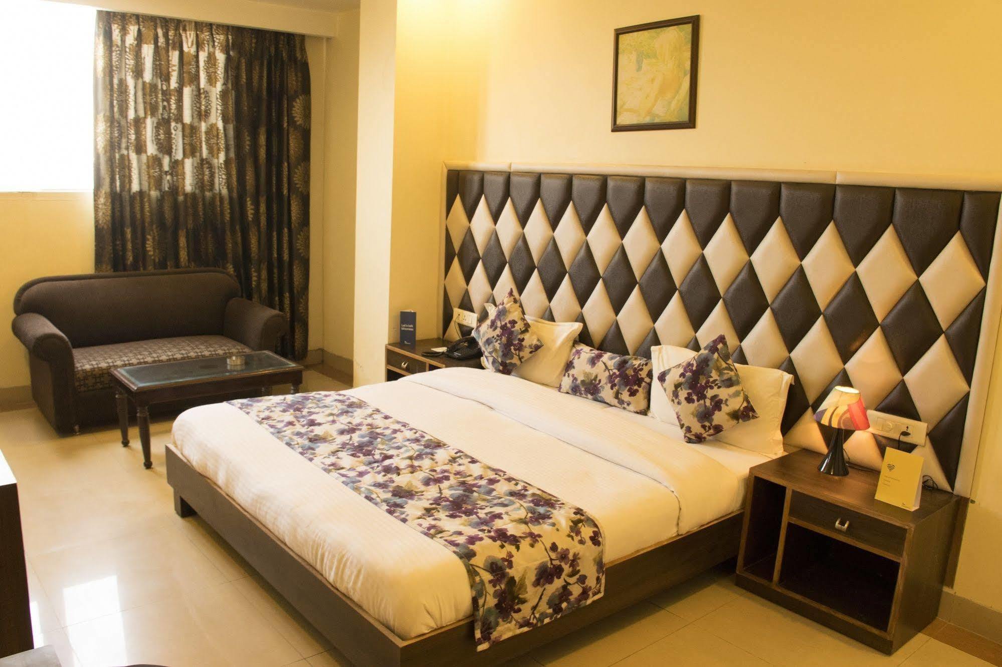 Fabhotel Aaykay Model Town Amritsar Exterior photo